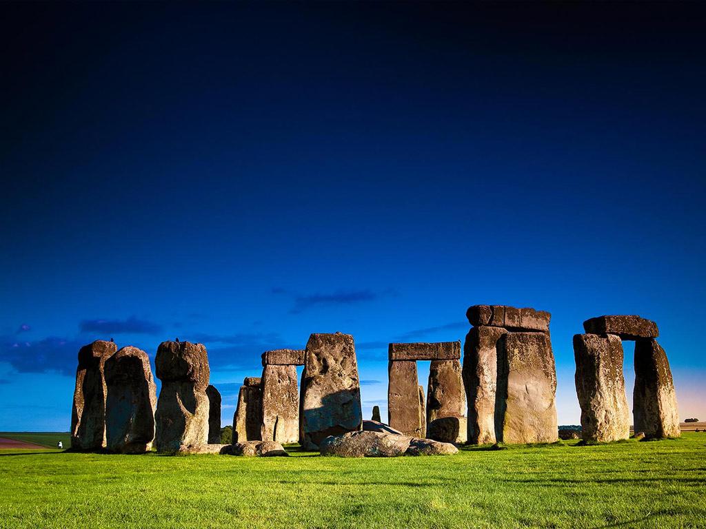 Explore Lacock and Bath with Lunch and a Choice of Windsor Castle or Stonehenge - Full Day Tour