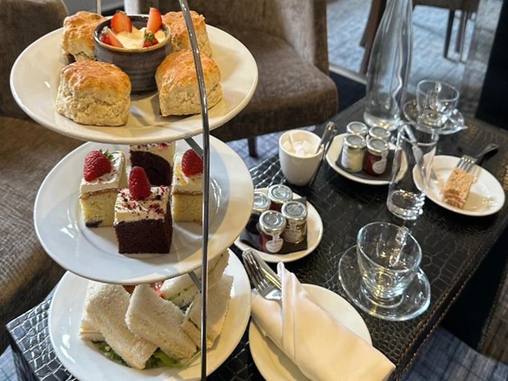Visit to Buckingham Palace and Afternoon Tea
