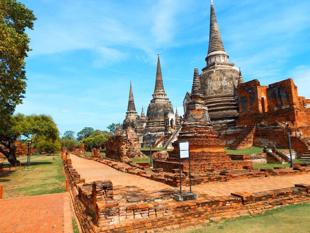 The Big Three: Railway Market, Floating Market and Ancient Ayutthaya - Full-Day Tour