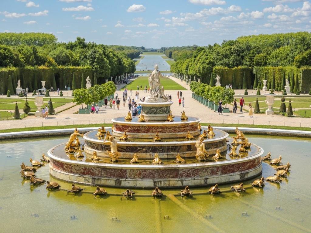 Versailles Palace Guided Tour with Priority Access