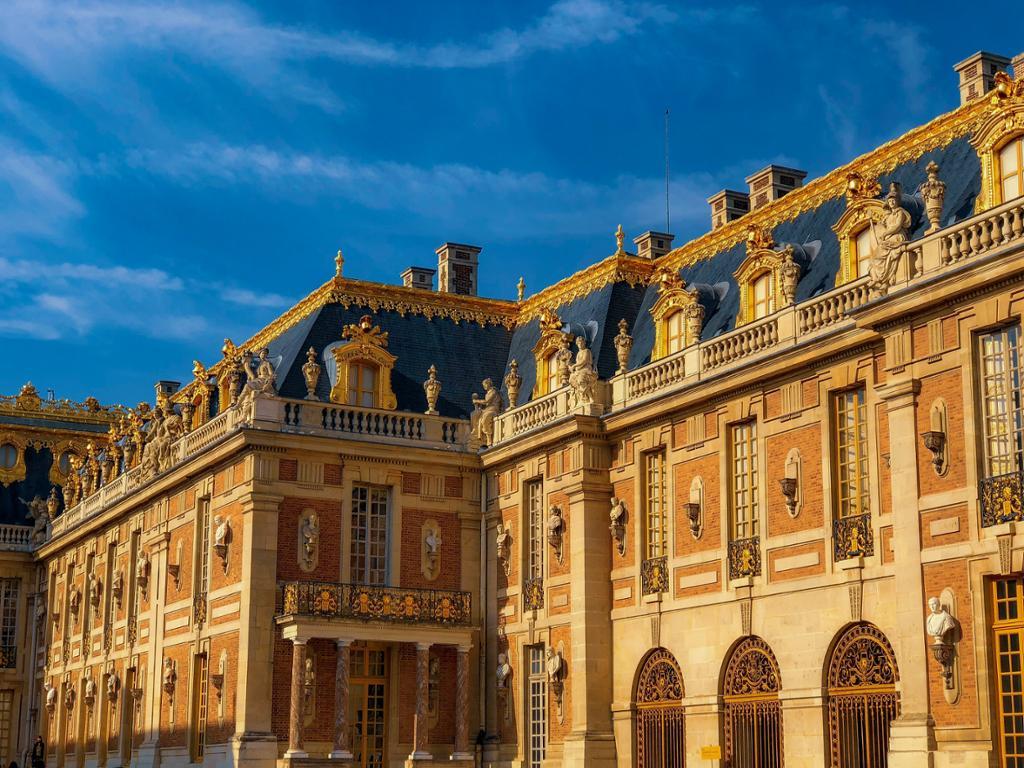 Day Trip to Monet's Gardens in Giverny and Versailles: Guided Tour with Lunch and Transport