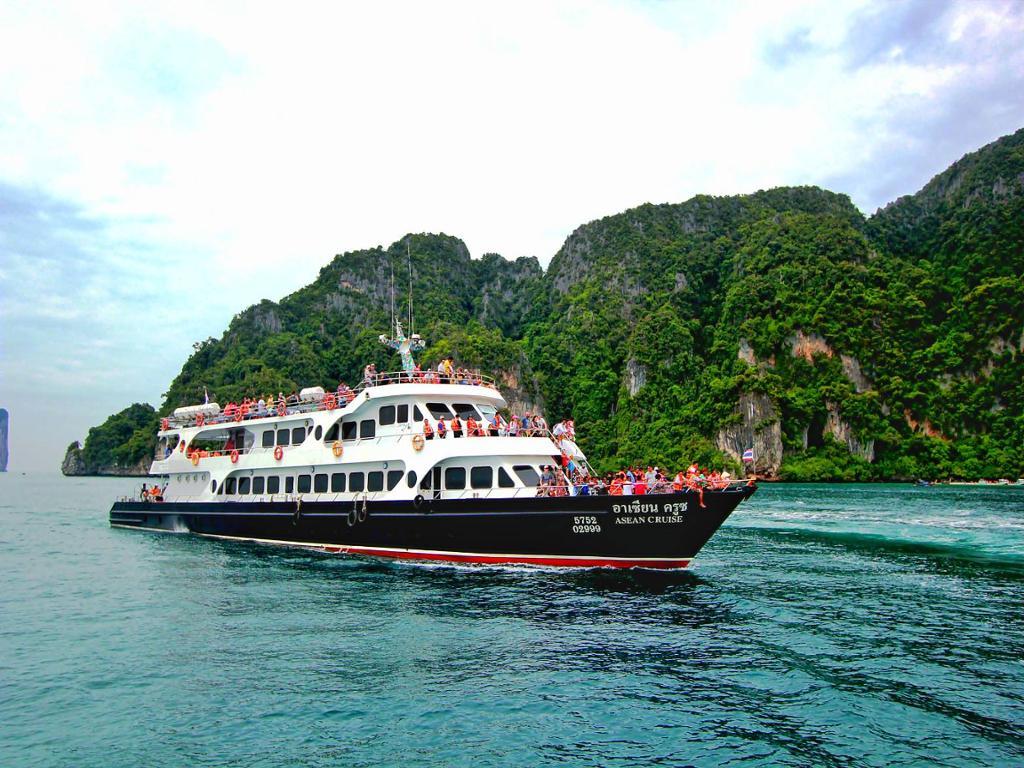 Day trip to Phi Phi Island by Ferry from Phuket