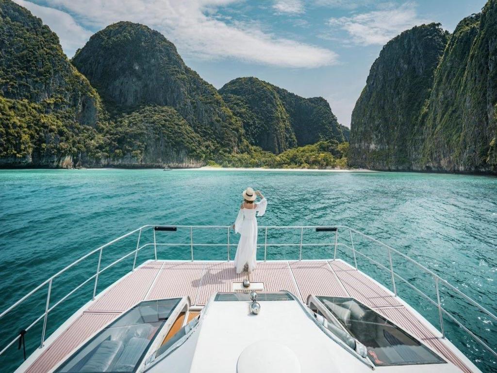 Phi Phi Island and Bamboo Island by Speed Catamaran with Lunch - Full-Day Tour